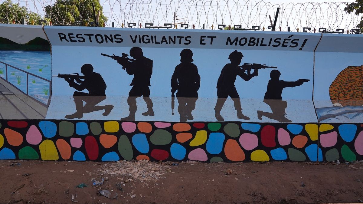 Ozbrojenci zabili na tržišti v Burkina Fasu 33 osob